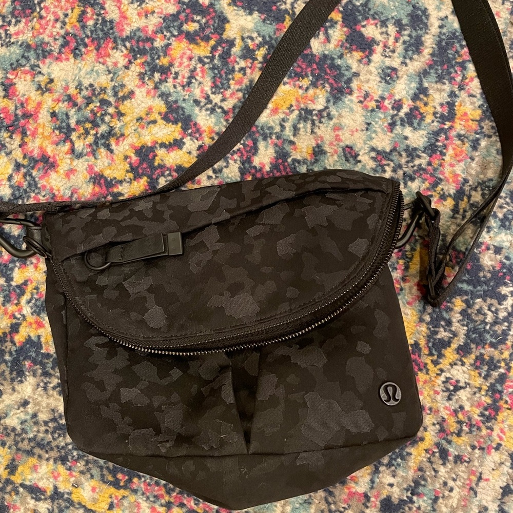 EUC Lululemon black cross body purse
